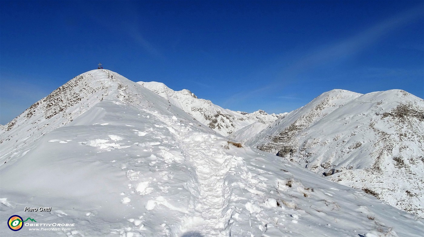 44 ...sulla cresta innevata per Cima Grem.JPG - 